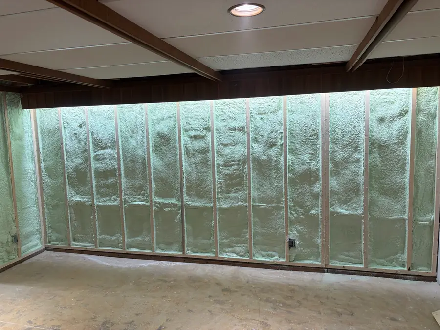 Spray Foam Walls. Green Home Insulation